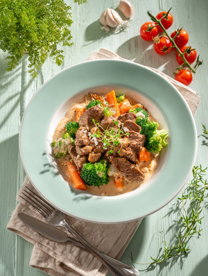 Печень говяжья по-строгановски с овощами - Готовое блюдо Это Норма