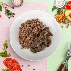 Бефстроганов из говядины с гречкой и грибами