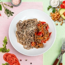 Гречневая лапша с говядиной и овощами