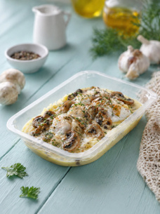 Курица с грибами и гречкой в сливочном соусе, готовое блюдо из птицы