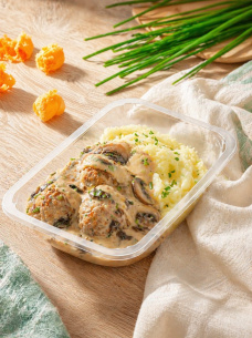 Куриная котлета с картофелем и грибным соусом, блюдо для здорового меню