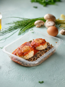 Куриные тефтели с гречкой и томатным соусом, готовое блюдо из птицы