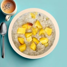 Каша овсяная с персиком , абрикосом и миндалем
