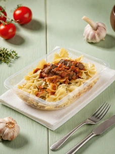 Гуляш из говядины с макаронами